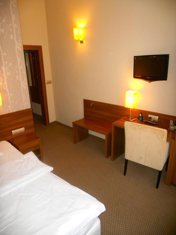Hotel Srodmiejski Zielona Góra Szoba fotó