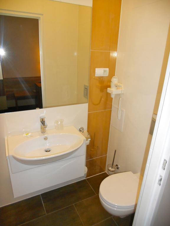 Hotel Srodmiejski Zielona Góra Szoba fotó